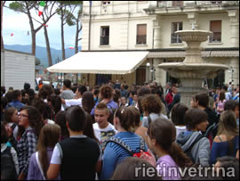 Studenti in piazza Vittorio Emanuele a Rieti