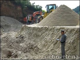 AGENTI DEL CFS SEQUESTRANO AREA DI ESCAVAZIONE E MEZZI. DENUNCIATO IL TITOLARE