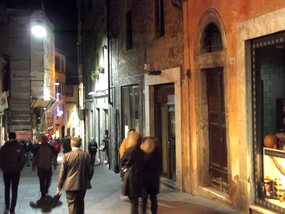 Ztl, serrande chiuse e luci spente. la protesta dei commercianti