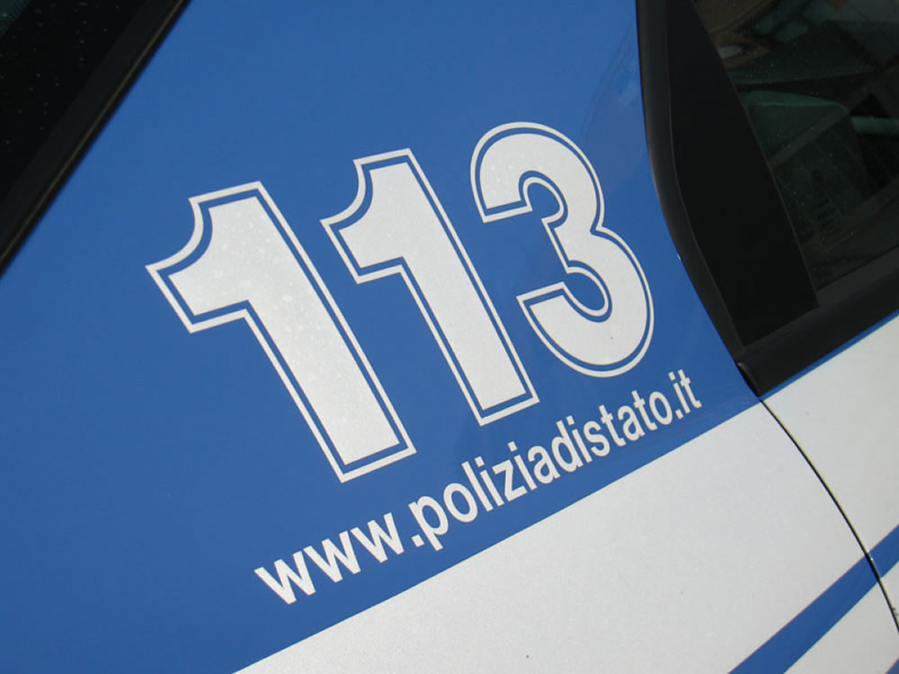 Ruba due telefonini e un portafogli nel centro commerciale. Denunciato