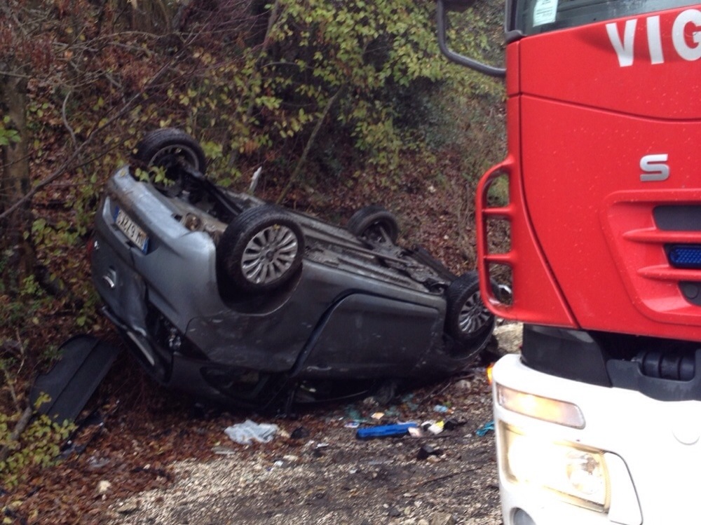 Ford Ka si ribalta sulla Salaria. Il km 60 non perdona