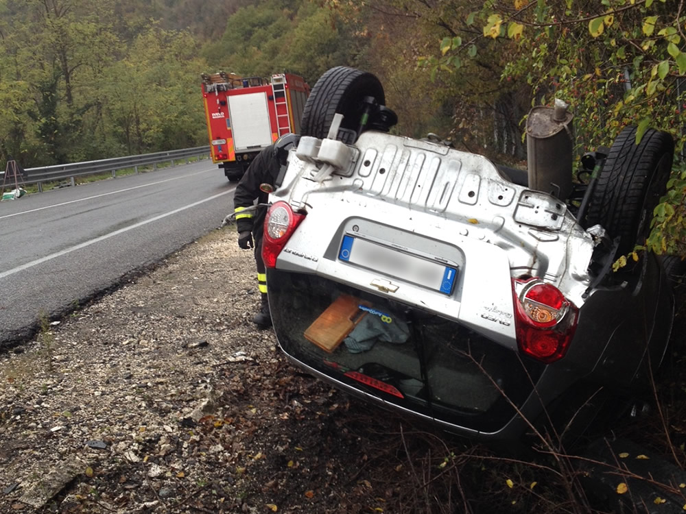 Auto si ribalta sulla Salaria. Illesi i ragazzi a bordo