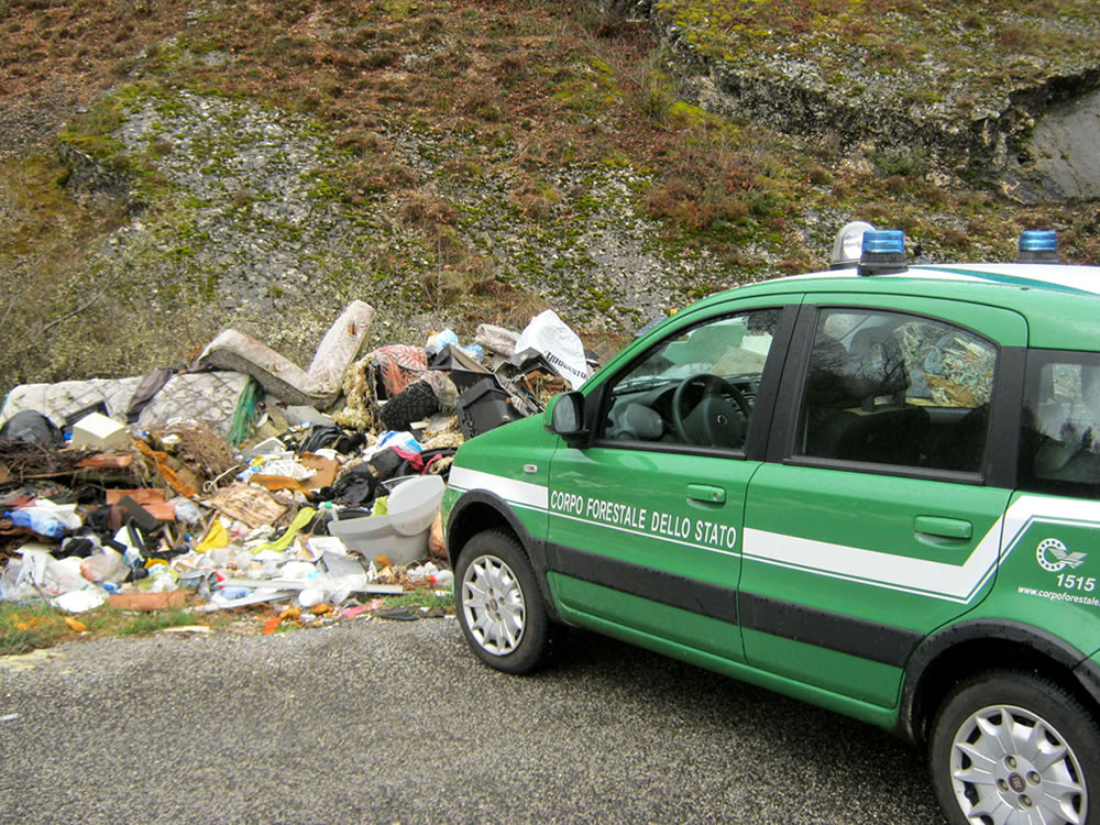 Abbandono incontrollato di rifiuti. Tre denunce e sanzioni