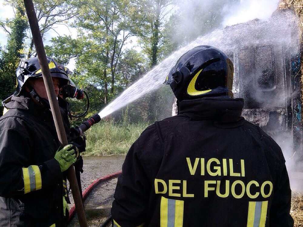 Prende fuoco un camion con rotoballe. Salvato il carico dai VVF