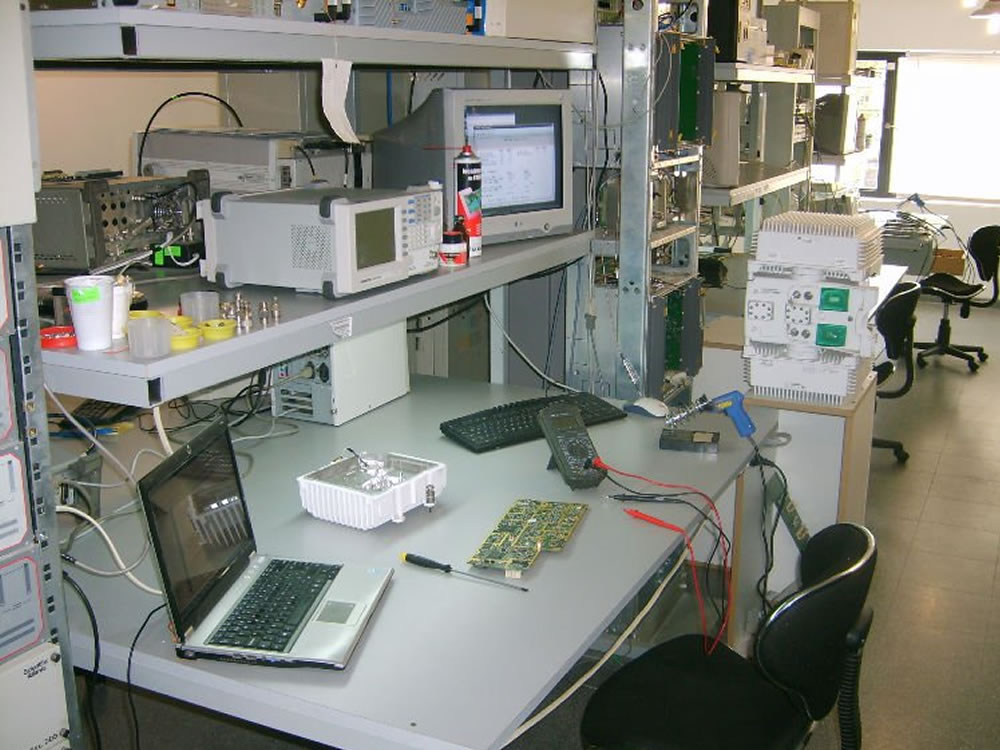 Asporta dall'azienda apparecchiature elettroniche. Denunciato dipendente