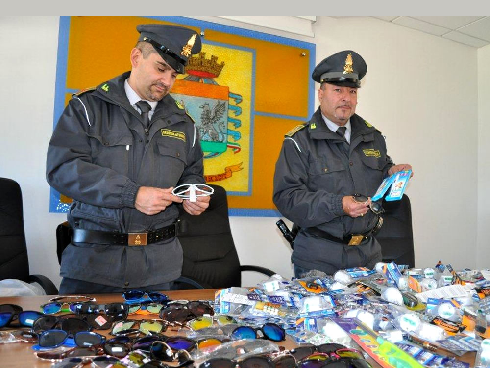 Sequestrati dalla Guardia di Finanza oltre 1.400 prodotti contraffatti