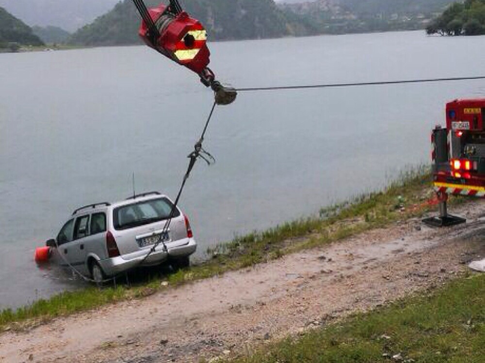 Auto finisce dentro al lago Turano. Sul posto i Vvf