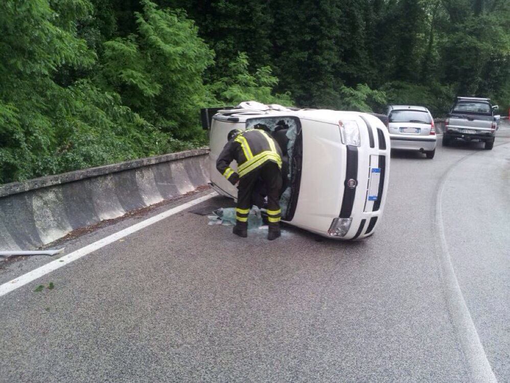 Incidente sulla Salaria. Tre auto coinvolte