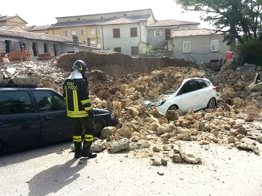 Crolla muro in via Cavatella. Schiacciate tre auto in sosta