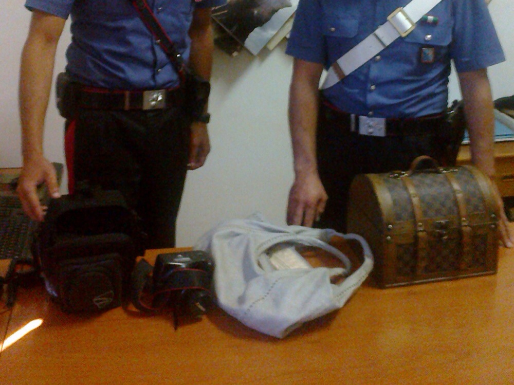 Rubano in tre abitazioni. I carabinieri inseguono i ladri e  recuperano la refurtiva