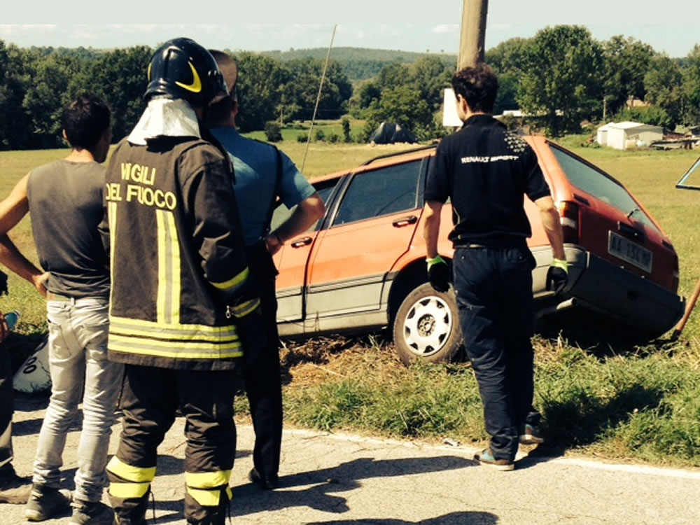 Fuori strada dopo una curva. Illeso il conducente