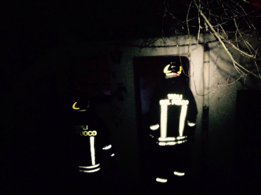 Casa in fiamme a Paganico Sabino. Sul posto i Vvf