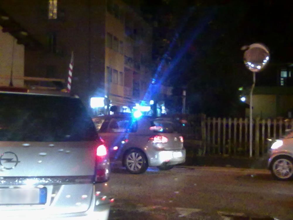 Parcheggia sulle rotaie. Traffico rallentato in via Angelo Maria Ricci