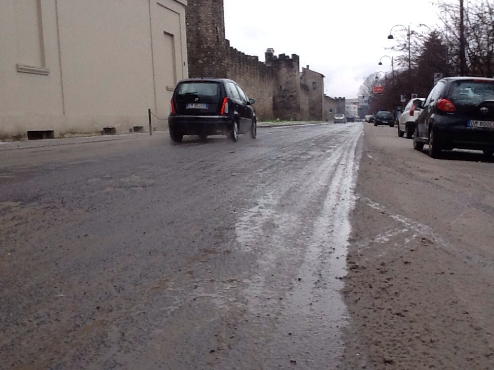 Neve a Rieti. Aggiornamento ore 13.20. Spargisale in azione