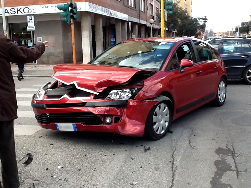 Incidente in viale Matteucci. I conducenti al Pronto Soccorso