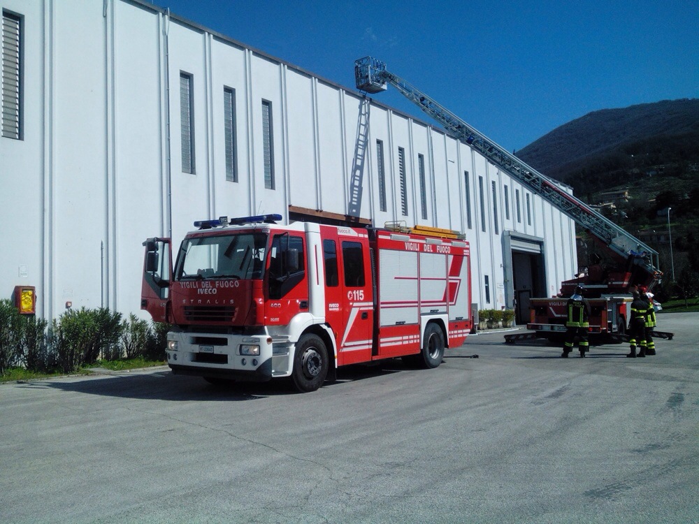 Principio d'incendio in un fabbricato industriale. Sul posto i Vigili del Fuoco