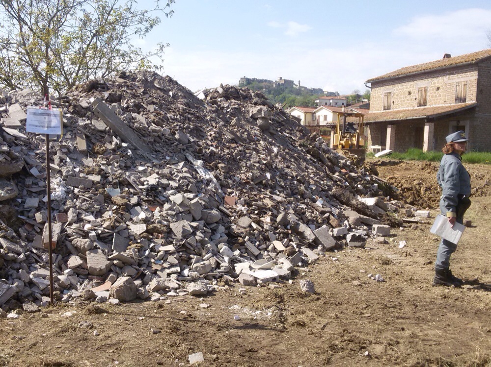 Sequestrati dal CFS 50.000 kg. di rifiuti speciali. Deferite due persone