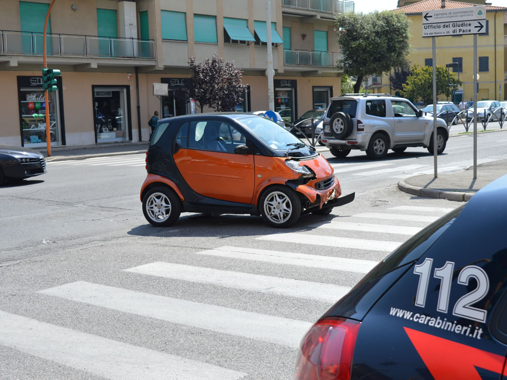Incidente macchina-motorino in viale Matteucci. In due all'ospedale