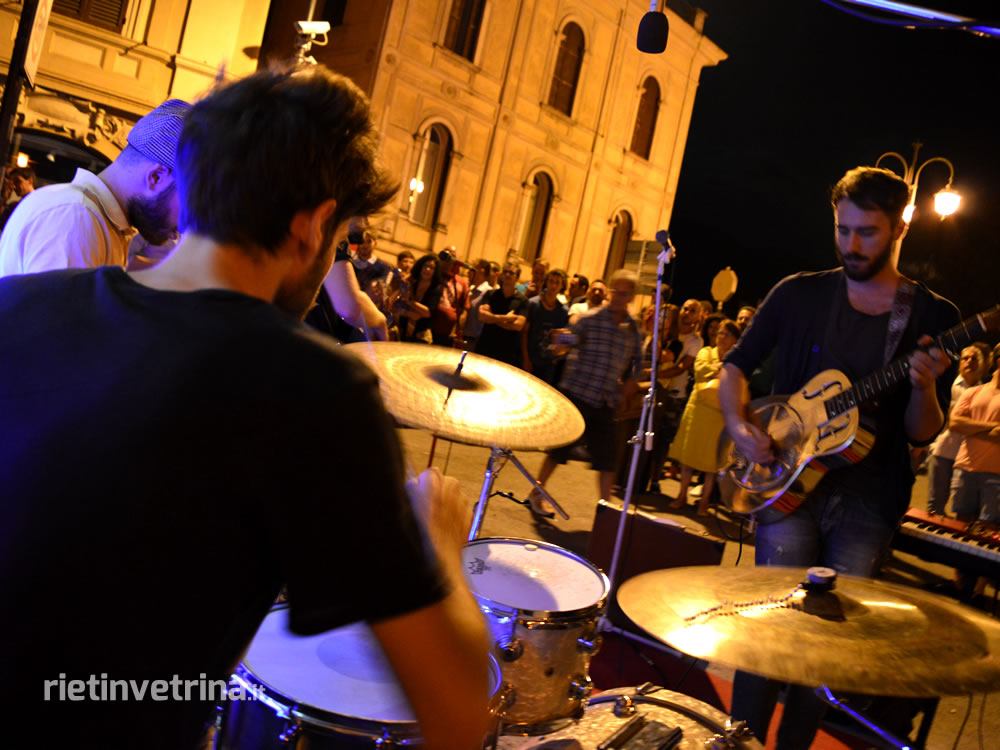 La notte bianca riempie di musica e persone il centro storico. LE FOTO