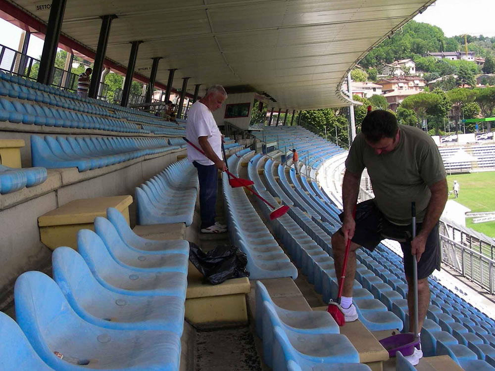 Lavori di pulizia allo stadio per il congresso dei Testimoni di Geova. Le foto