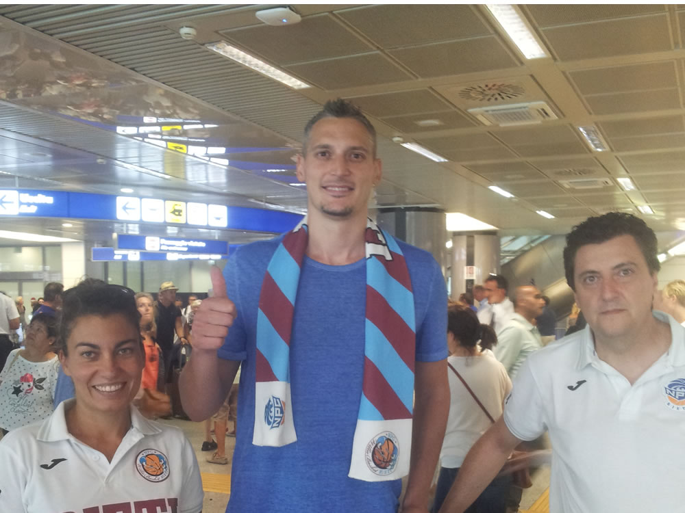 Npc, sbarca in Italia Chris Mortellaro. La foto in anteprima dell'arrivo a Fiumicino