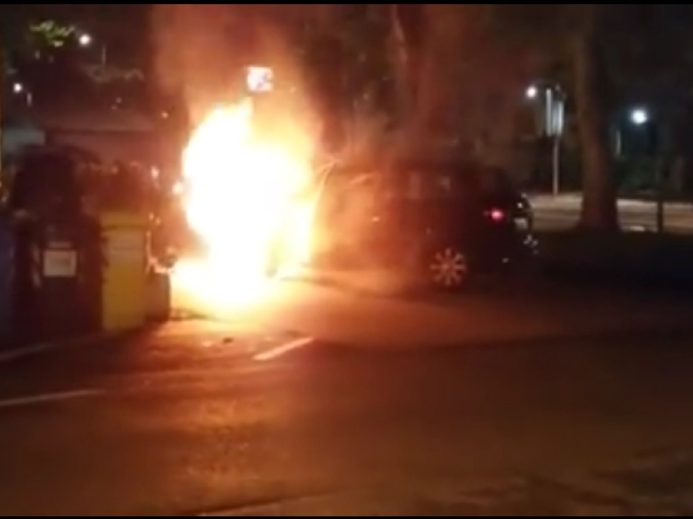 In viale Maraini auto prende fuoco. A bordo due ragazzi