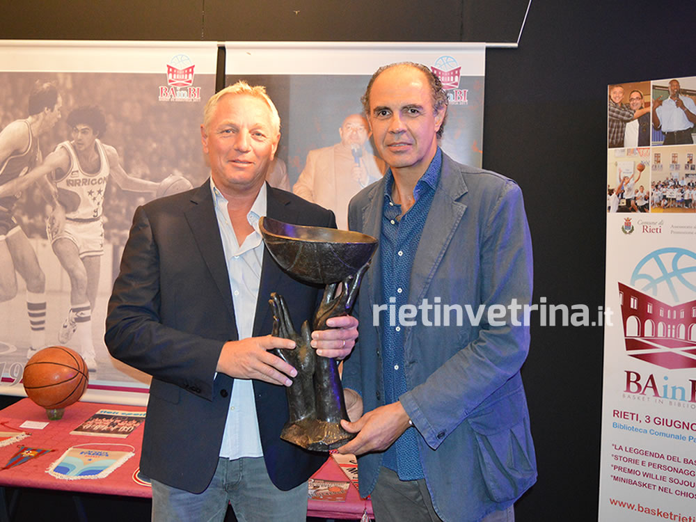 La Coppa Korac a Rieti. Brunamonti la consegna al presidente della Npc Cattani – Foto in anteprima