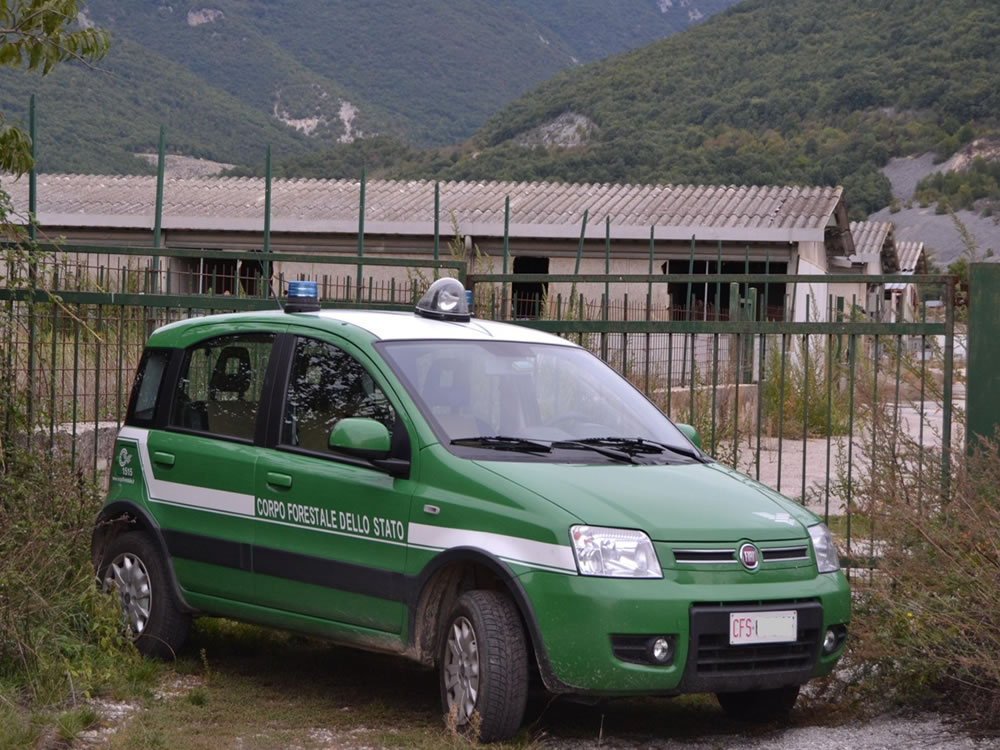 Eternit in due capannoni vicino al centro urbano. Deferite dal CFS due persone