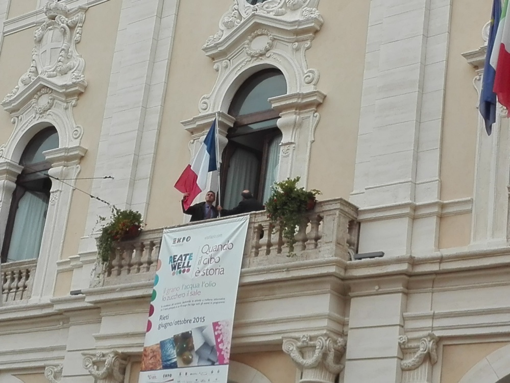 Rieti vicina alle vittime di Parigi. Esposta dal palazzo comunale la bandiera francese