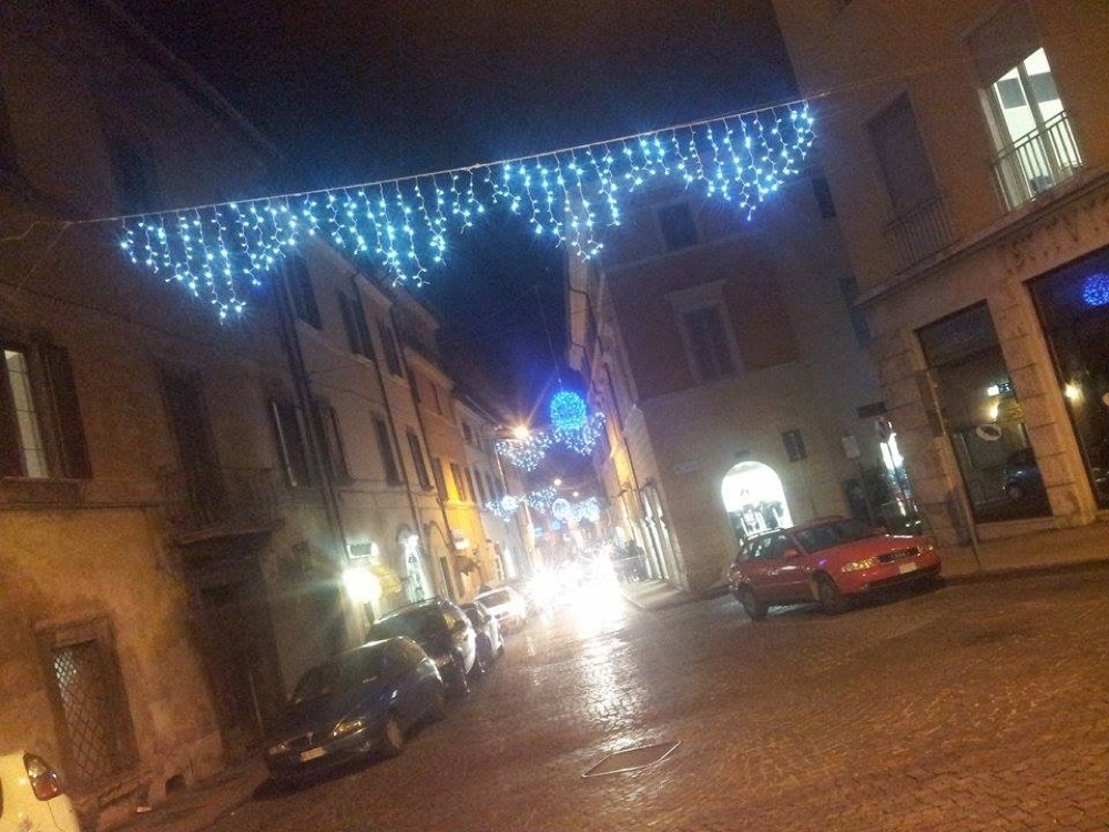 Countdown per il Natale. Accese le luminarie in via Cintia e piazza del Comune