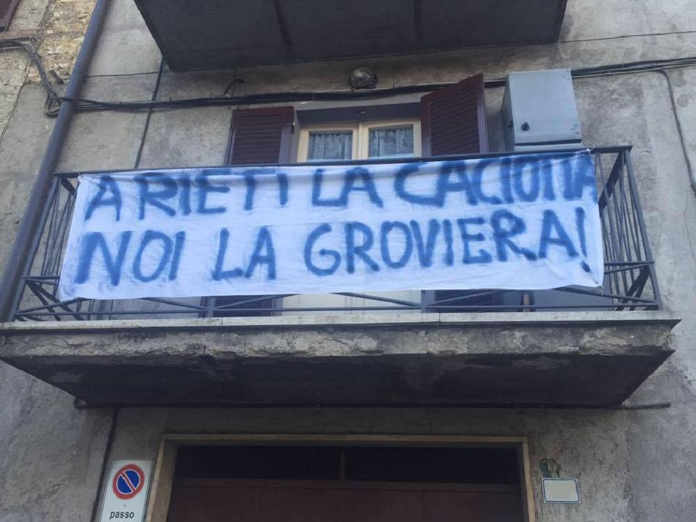 La strada è una groviera. Gli abitanti di Casette gridano per i propri diritti