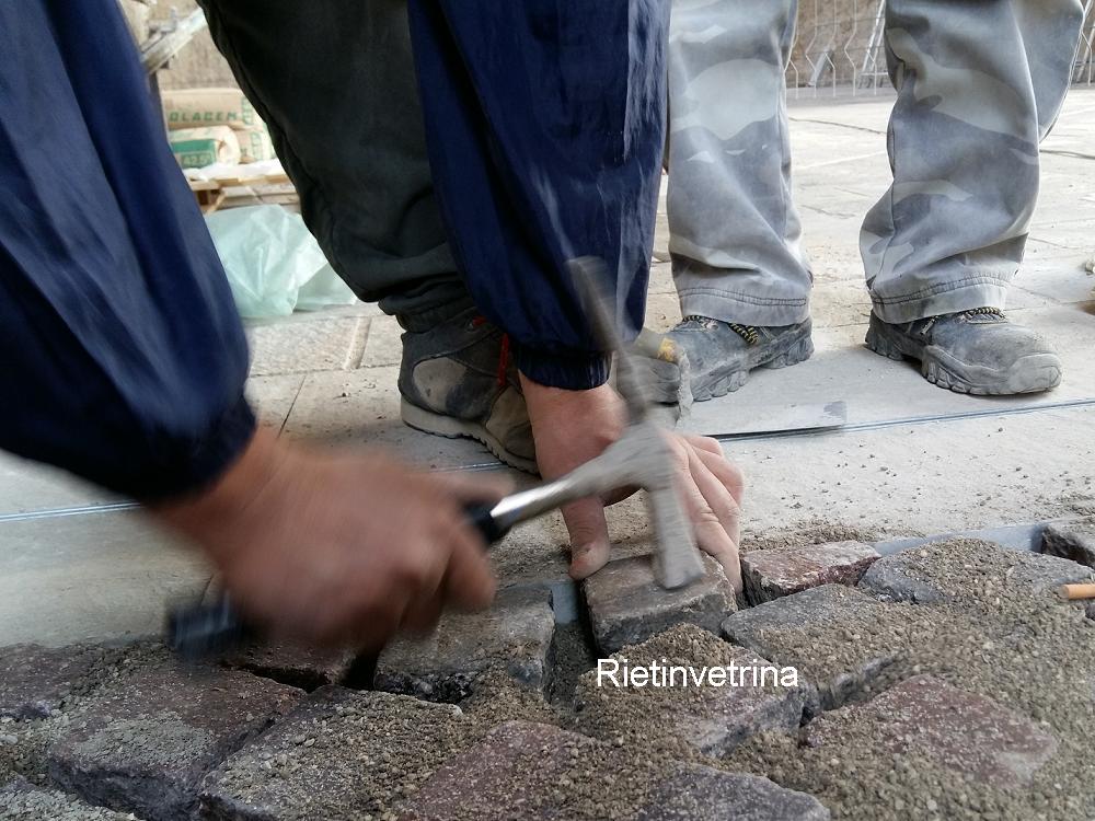 Posato l'ultimo sampietrino in via Cintia. I lavori sono conclusi