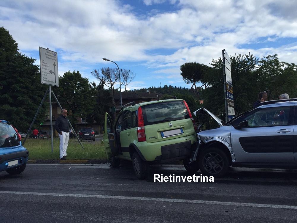 Incidente davanti allo stadio di calcio Centro d'Italia. Sul posto il 118