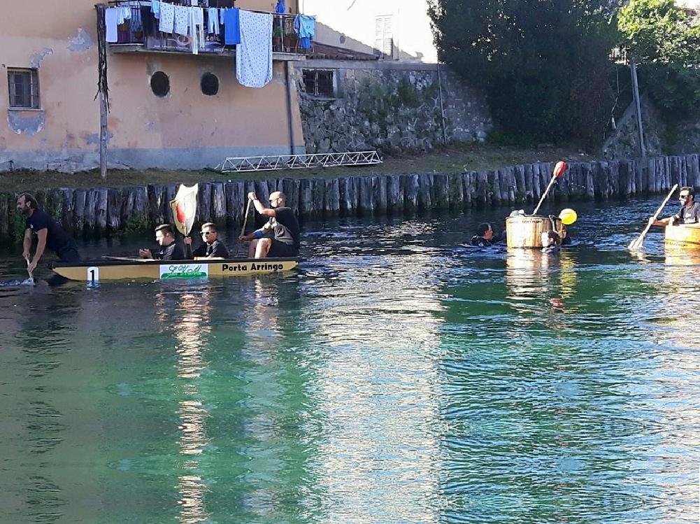 Festa del Sole, sfilata dei Rioni lungo fiume Velino. Ricordato Simone Franceschini