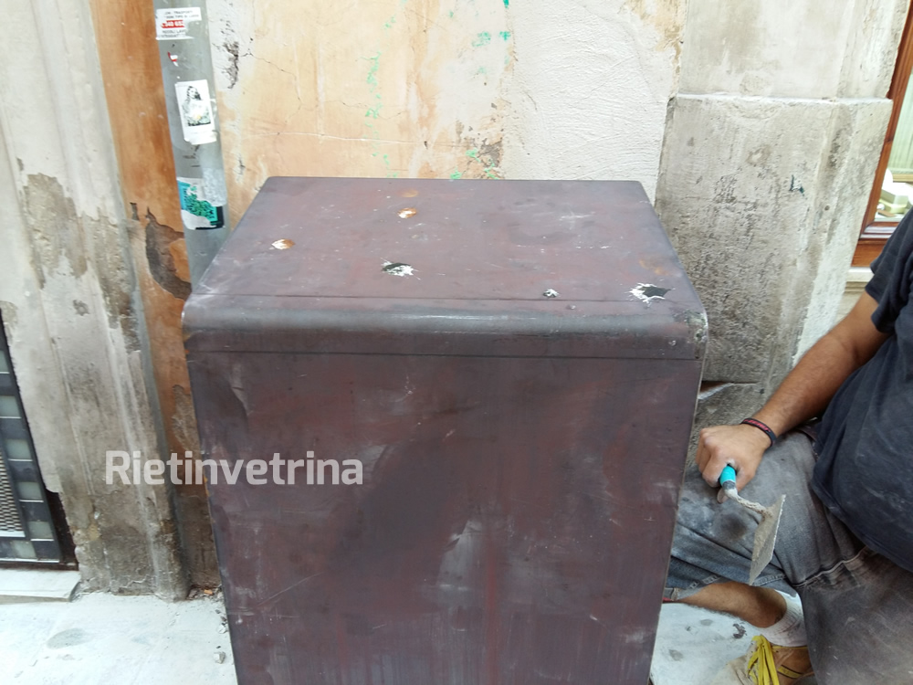 Centro storico, in via di installazione le segnaletiche per i ciechi… ma attenzione ai piccioni