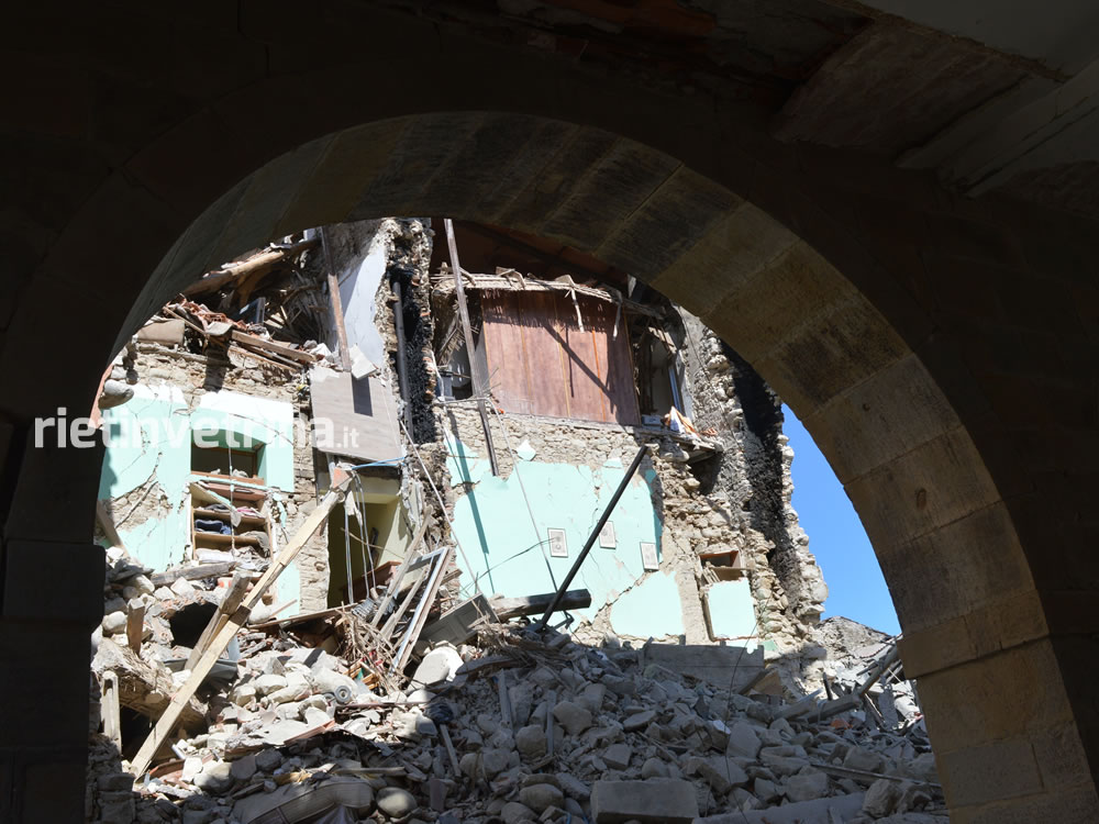 Terremoto Centro Italia, le vittime salgono a 268. Domani lutto nazionale