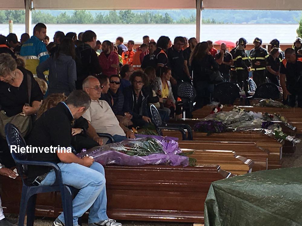 Funerali solenni ad Amatrice. In attesa della funzione – Le Foto