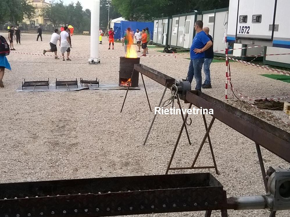 Cena con 2.500 arrosticini e 800 salsicce nelle tendopoli di Amatrice