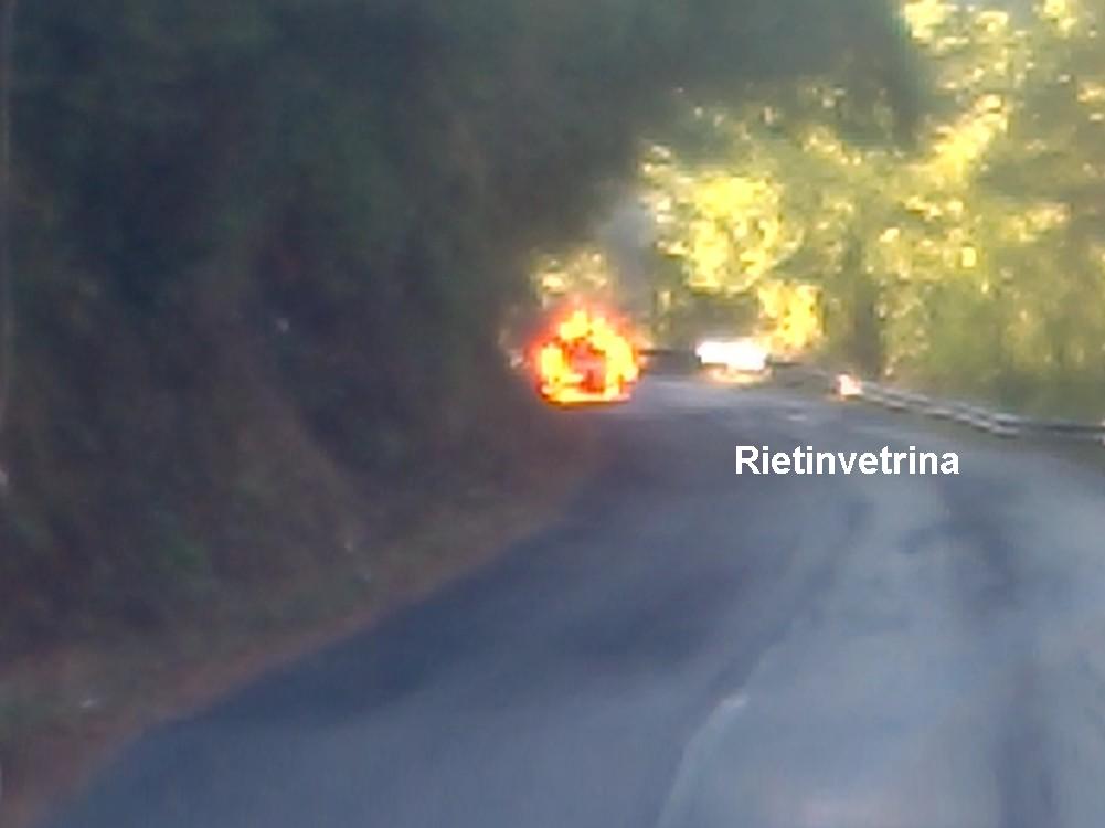 Auto in fiamme a Fonte Cerro. Sul posto i Vigili del Fuoco