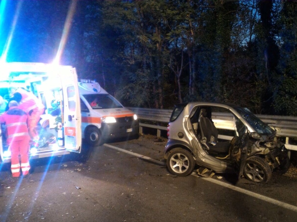 Frontale sulla Salaria, due feriti. Muore il cane a bordo della Smart