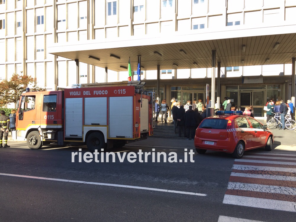Vigili del Fuoco nel palazzo dell'Agenzia delle Entrate. Diversi piani inagibili