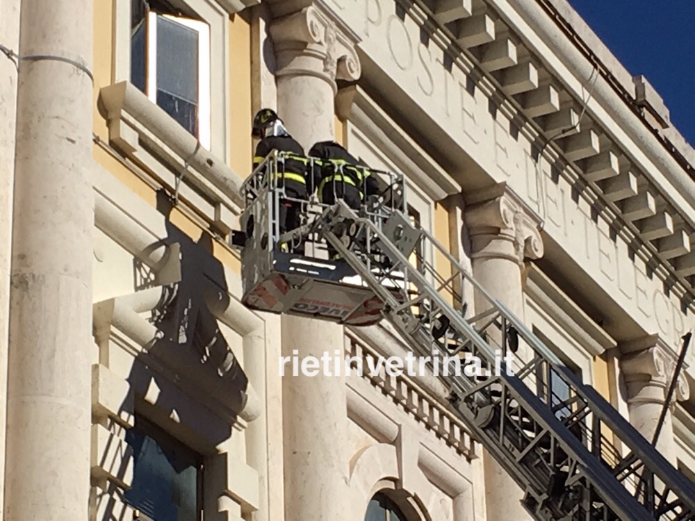 Sopralluogo alle Poste di via Garibaldi. Cornicione pericolante
