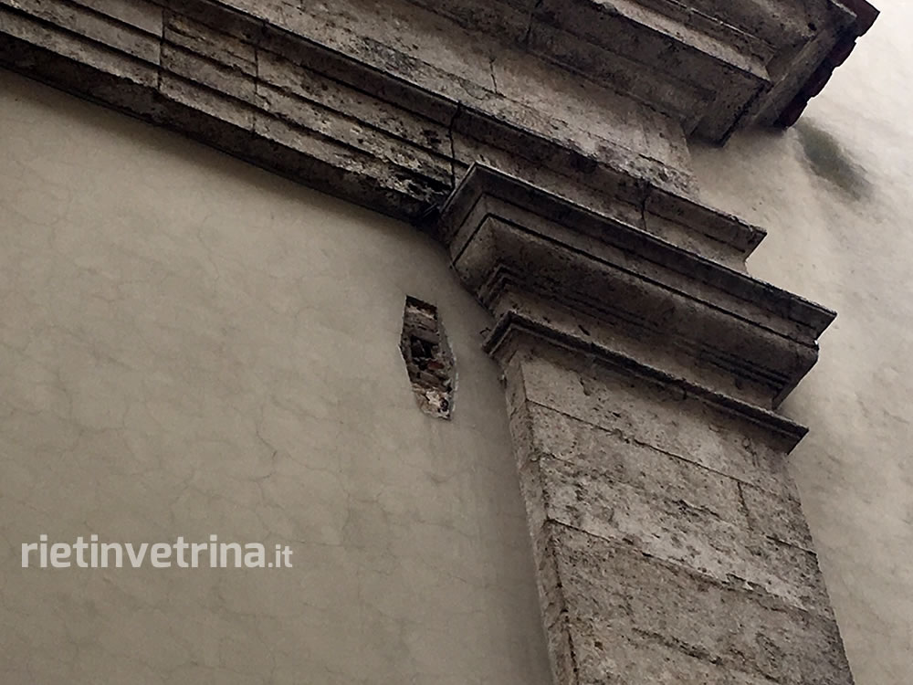 La facciata della chiesa di Santa Chiara è pericolante. Via chiusa e palazzo evacuato