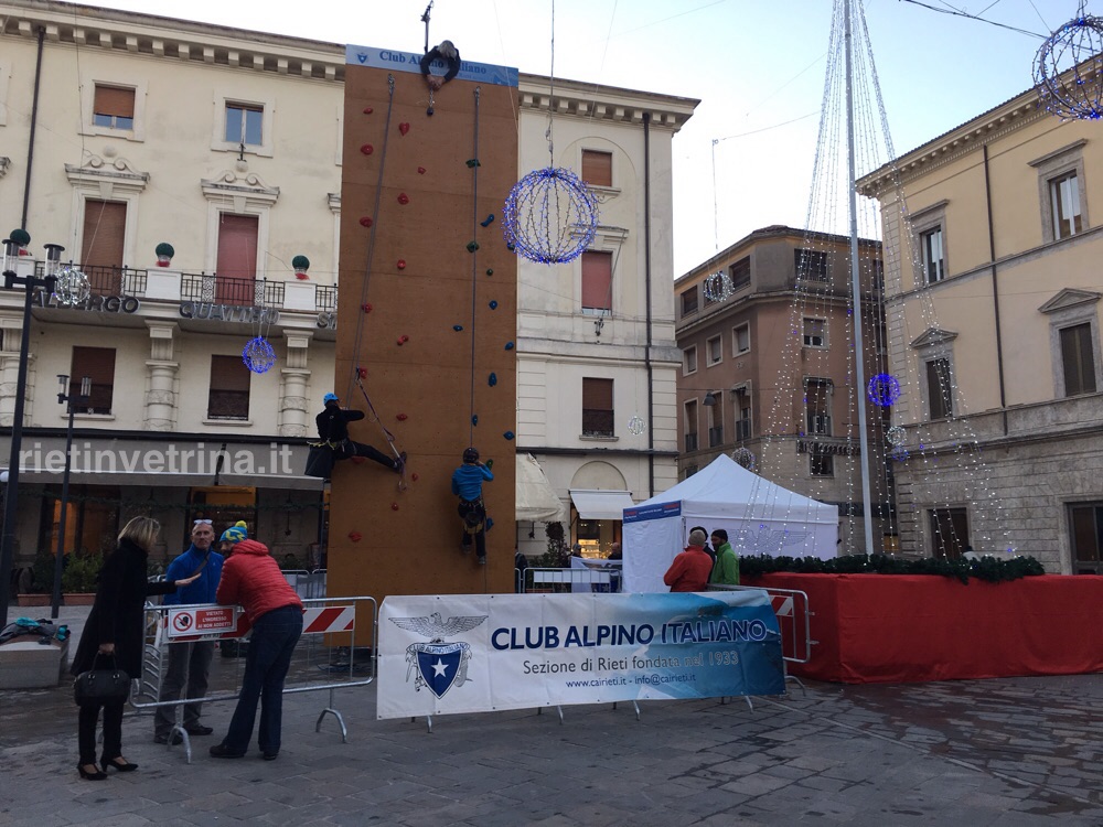 In piazza del Comune la parete di arrampicata. Iniziativa CAI per Amatrice e Accumoli
