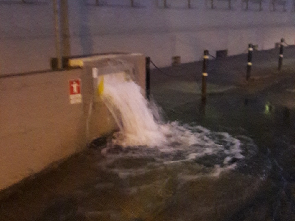 Perdita di acqua dall'idrante davanti alla stazione. Traffico in tilt
