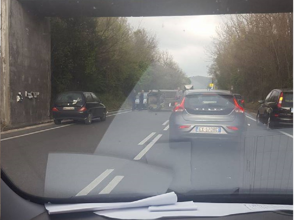 Incidente frontale sulla Salaria per Roma. Auto si ribalta