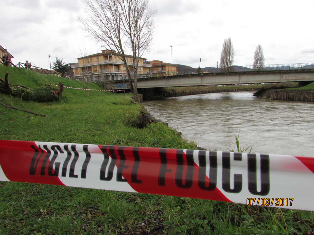 Il Velino erode e il rilevato spondale frana. Intervengono i Vigili del fuoco