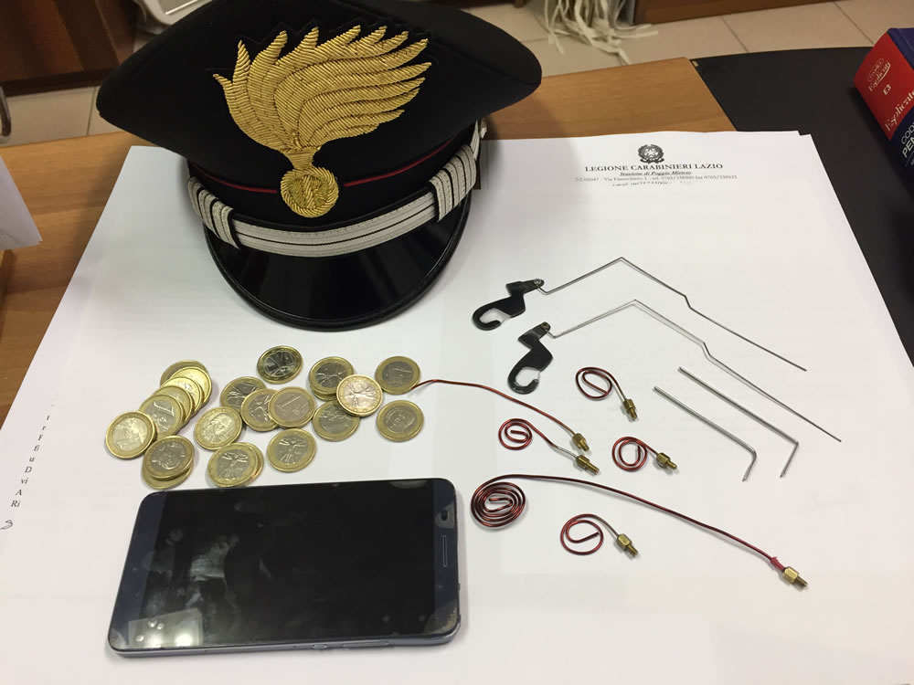 Con un congegno elettronico preleva soldi dal cambia monete. Arrestato
