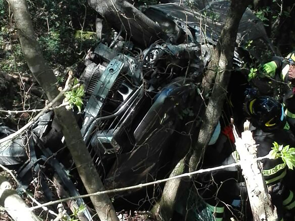 Toffia, auto finisce nel dirupo. Famiglia incastrata nell'abitacolo