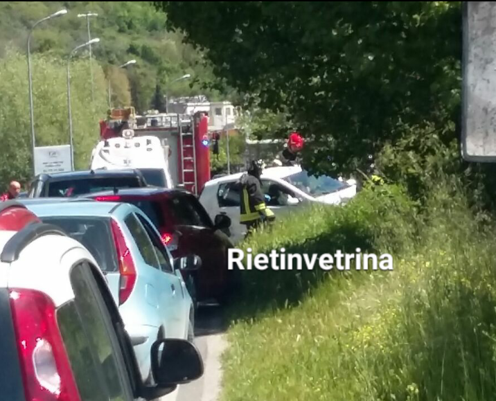 Frontale in via Palmiro Togliatti. Auto finisce nel fosso